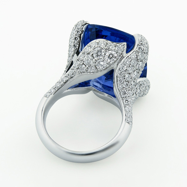 Pave-set ring in platinum with rare Ceylon sapphire
