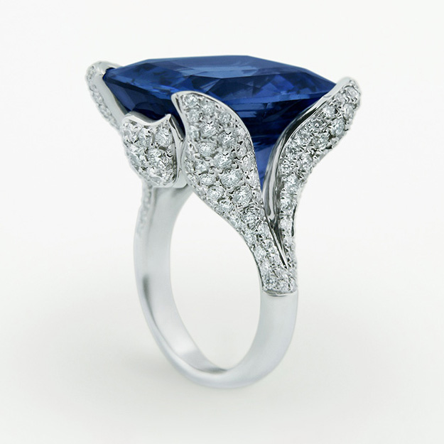 Pave-set ring in platinum with rare Ceylon sapphire